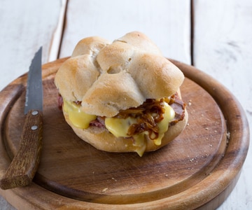Bocadillo de roast beef y cebollas caramelizadas