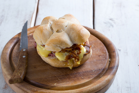 Bocadillo de roast beef y cebollas caramelizadas