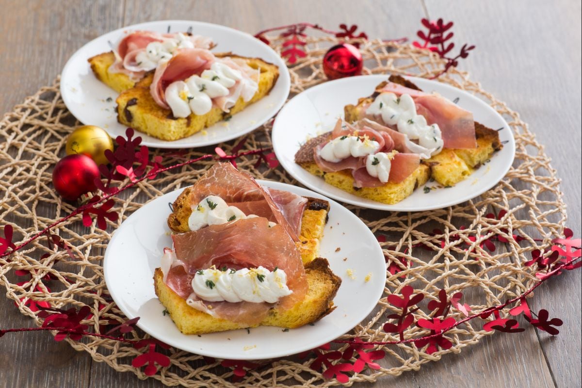 Canapé de panettone con robiola y culatello