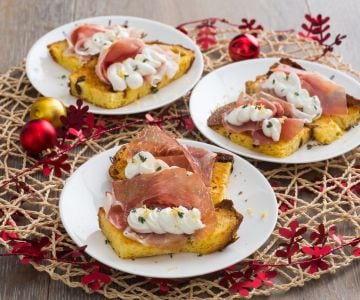 Canapé de panettone con robiola y culatello