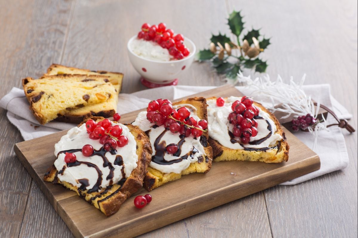 Bruschettas de panettone con gorgonzola y grosellas