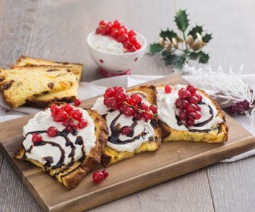 Bruschettas de panettone con gorgonzola y grosellas