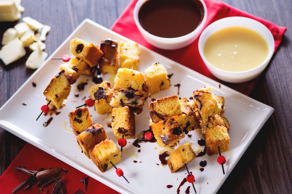 Brochetas de panettone con fondue a los dos chocolates