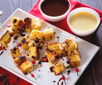 Brochetas de panettone con fondue a los dos chocolates