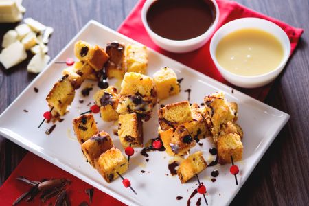 Brochetas de panettone con fondue a los dos chocolates