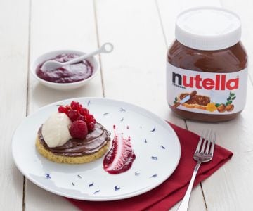Barquillo de pandoro con mousse de ricotta y Nutella®