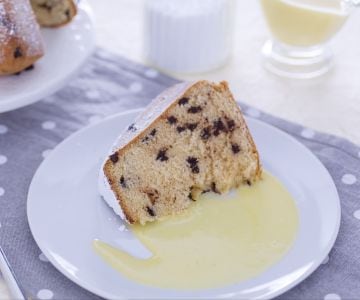 Pandoro con leche condensada y gotas de chocolate