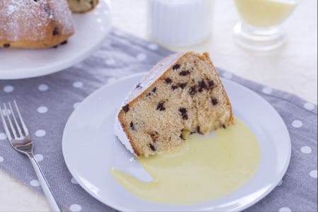 Pandoro con leche condensada y gotas de chocolate