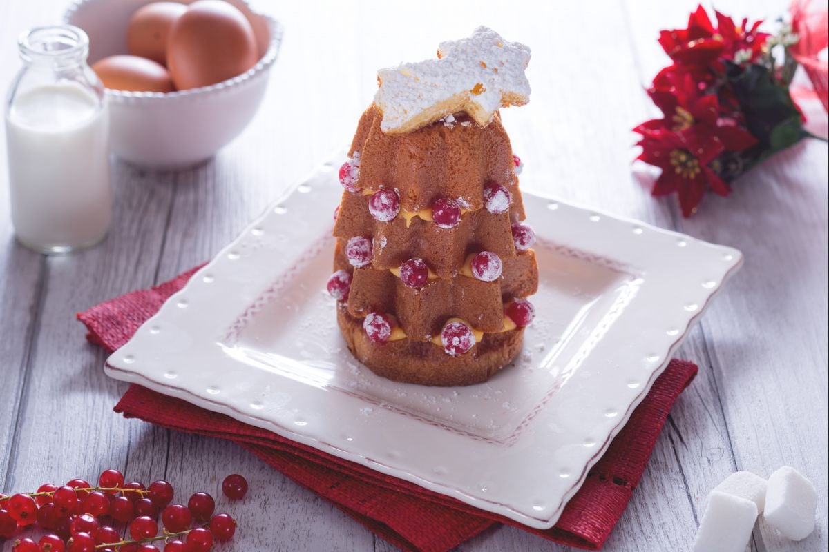 Arbolitos de pandoro con crema pastelera y grosellas