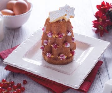 Arbolitos de pandoro con crema pastelera y grosellas