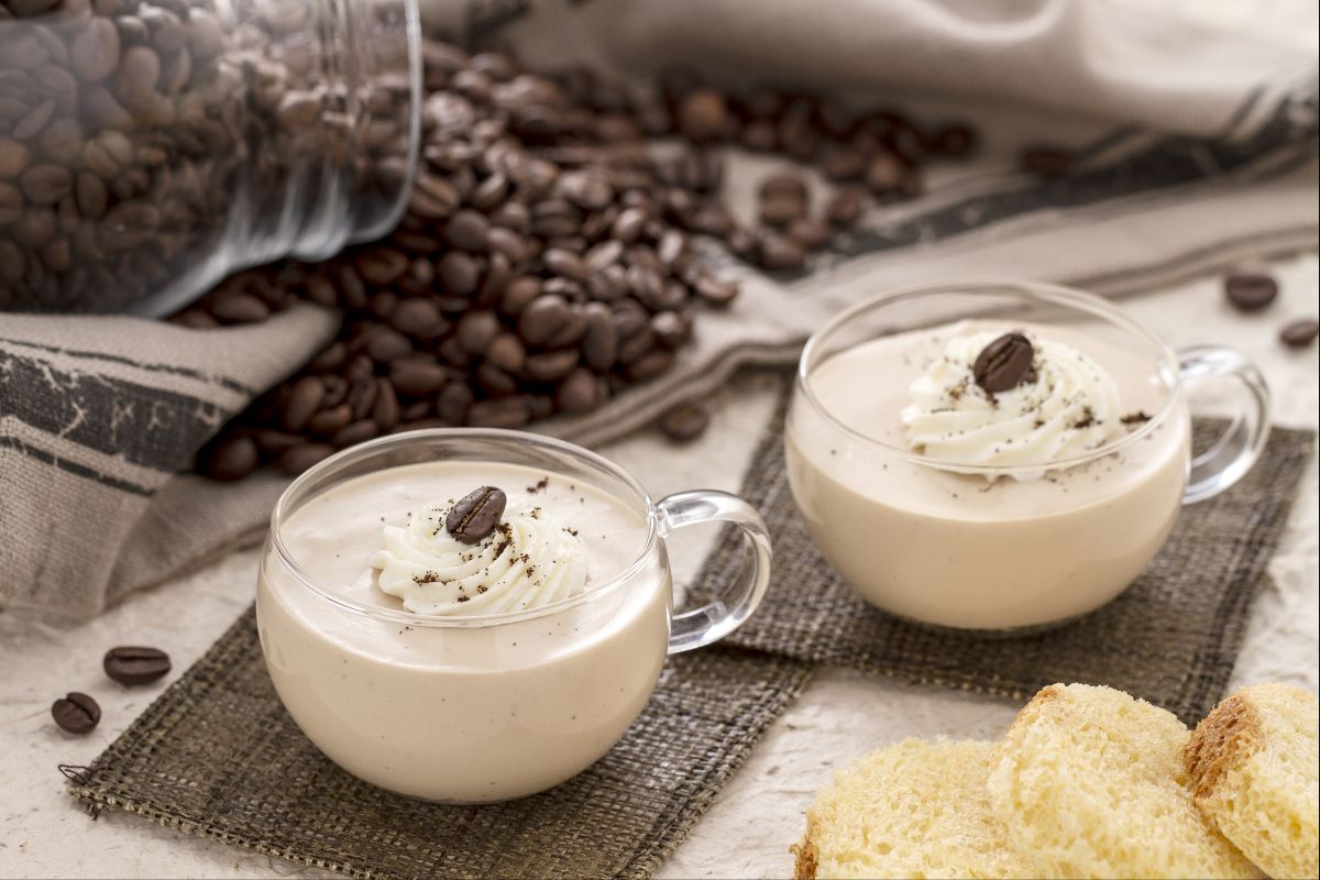Vasitos de pandoro y café