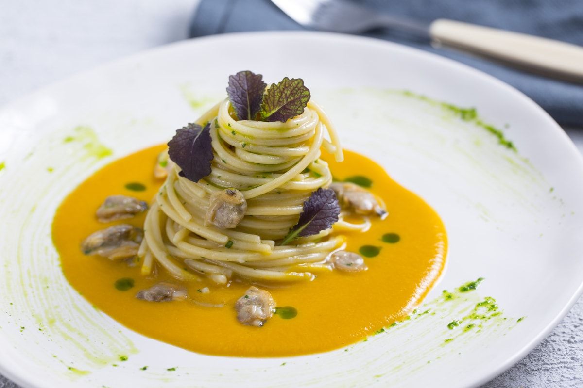 Espagueti con almejas con salsa de calabaza y mostaza de mandarina