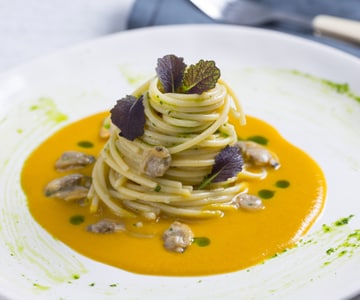 Espagueti con almejas con salsa de calabaza y mostaza de mandarina