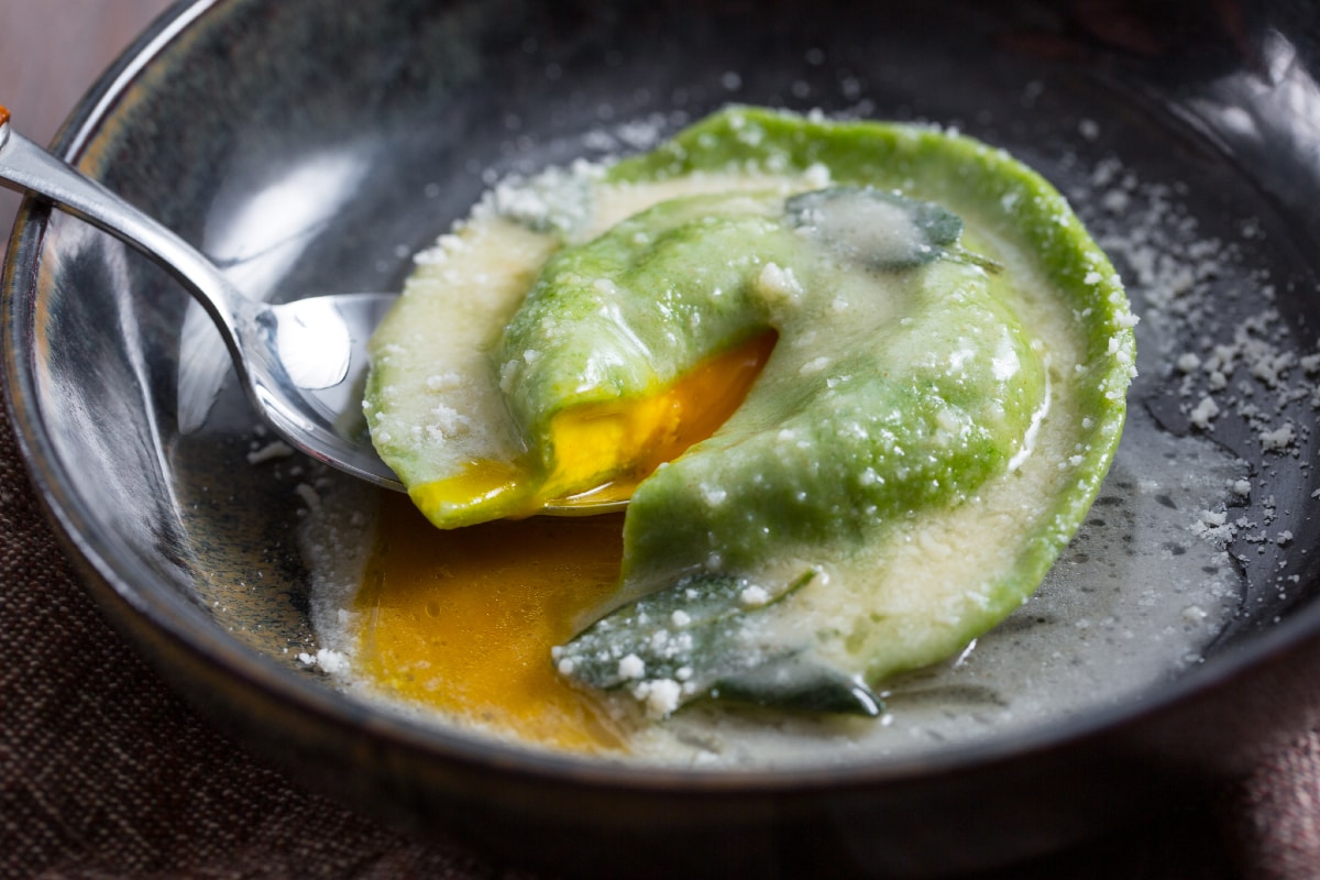 Raviolone verde relleno