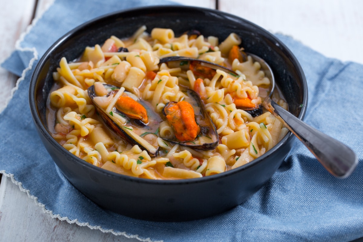 Pasta frijoles y mejillones