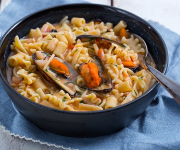 Pasta frijoles y mejillones