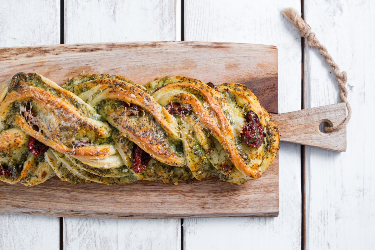 Trenza con pesto y tomatitos