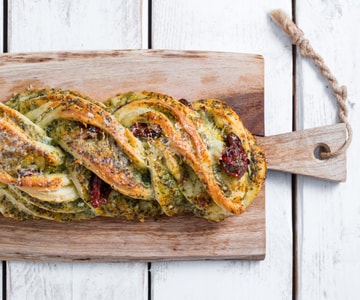 Trenza con pesto y tomatitos