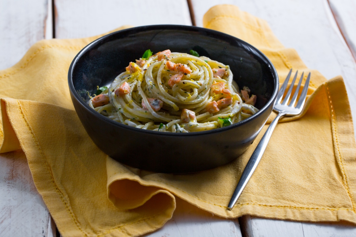 Espaguetis con salmón y stracciatella al albahaca