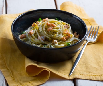 Espaguetis con salmón y stracciatella al albahaca