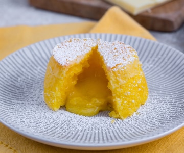 Pastelito de chocolate blanco y limón