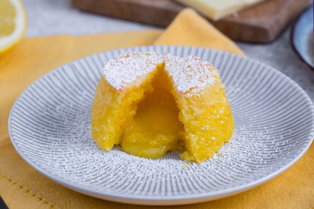 Pastelito de chocolate blanco y limón