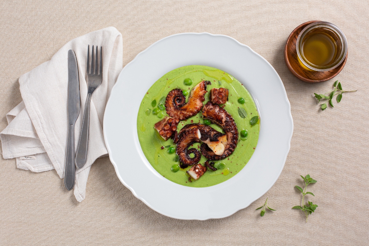 Pulpo sobre crema de guisantes y patatas