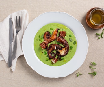 Pulpo sobre crema de guisantes y patatas