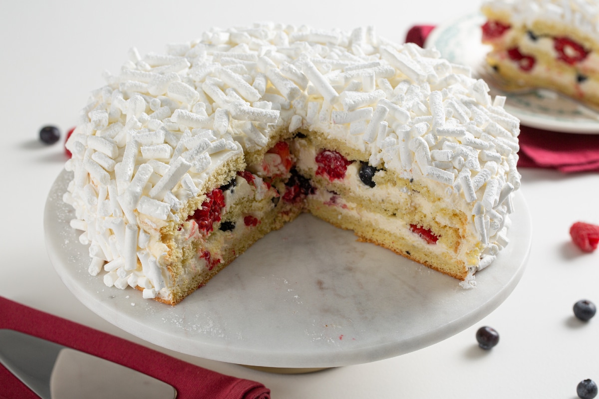 Bizcocho con chantilly y frutos del bosque