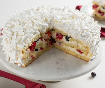 Bizcocho con chantilly y frutos del bosque