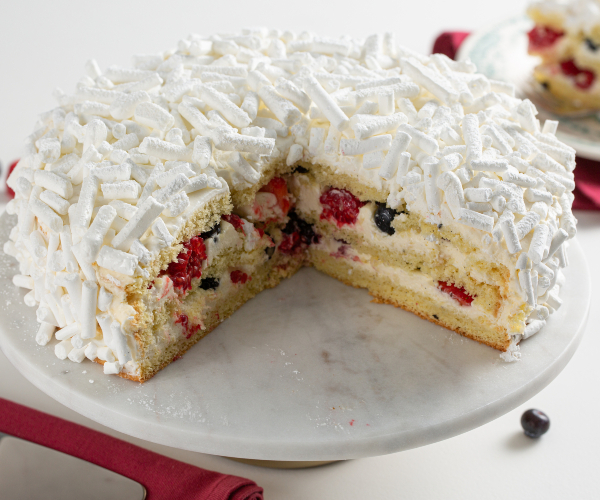 Bizcocho con chantilly y frutos del bosque
