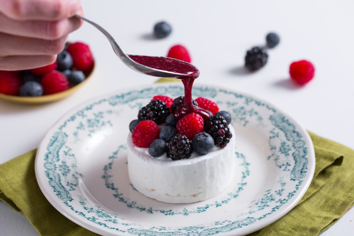 Pavlova con chantilly y frutos del bosque
