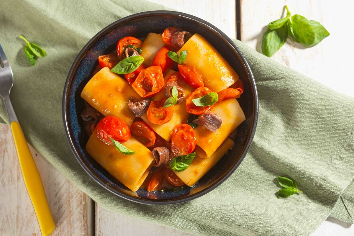 Paccheri con anchoas y tomates cherry