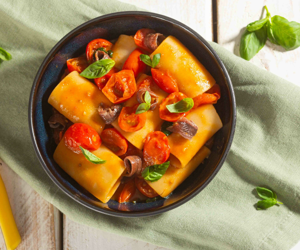 Paccheri con anchoas y tomates cherry