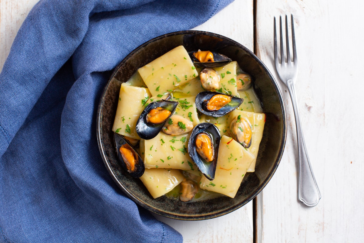Paccheri con crema de patatas y mejillones