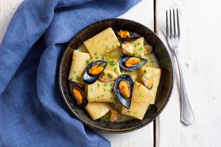 Paccheri con crema de patatas y mejillones