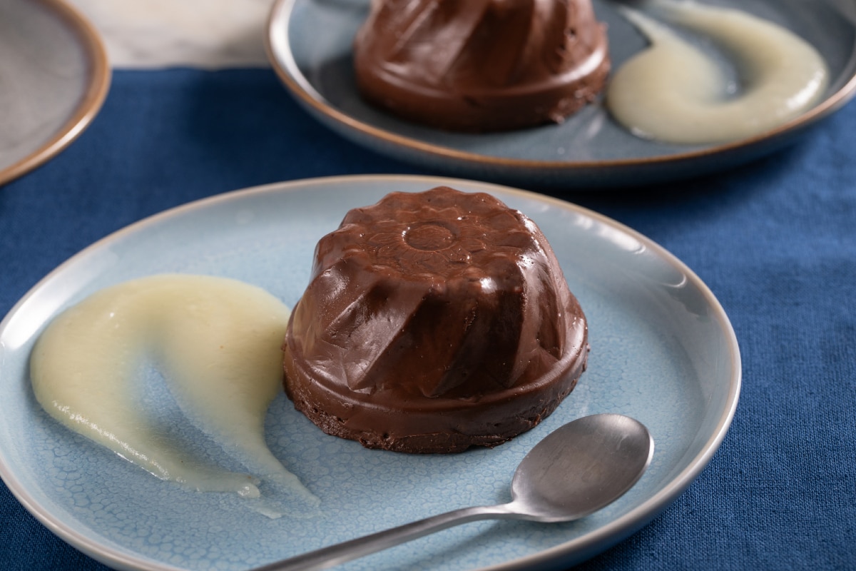 Puding de chocolate y nuez moscada con coulis de manzana