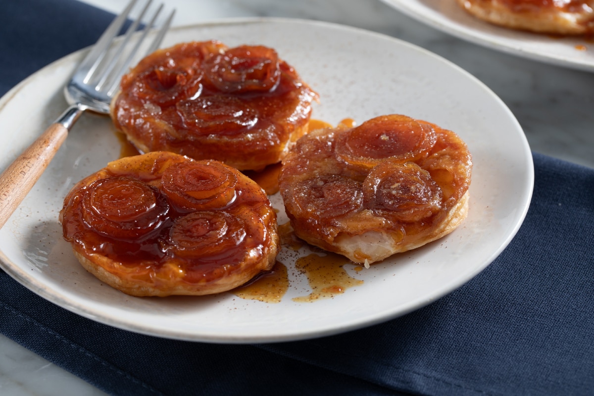 Mini tarta tatin de cebollitas