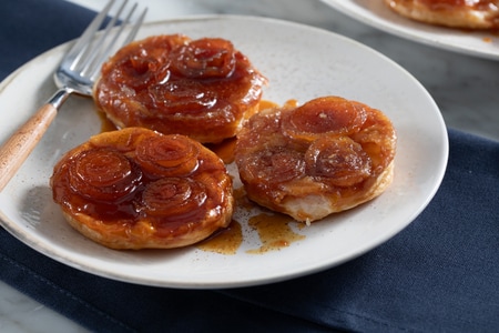 Mini tarta tatin de cebollitas