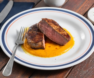 Solomillo de ternera a la pimienta con crema de calabaza