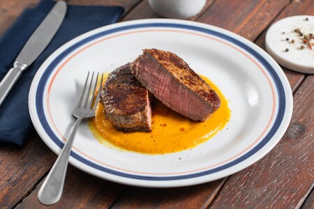 Solomillo de ternera a la pimienta con crema de calabaza