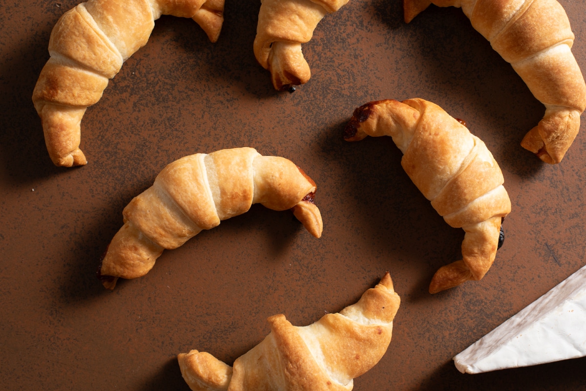 Cruasanes de hojaldre con peras y brie