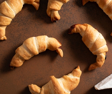 Cruasanes de hojaldre con peras y brie