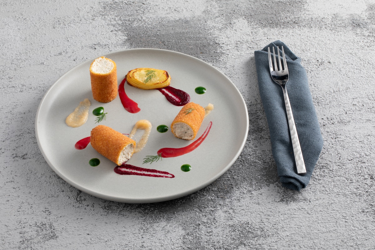Rollitos de pollo frito con salsas de fruta y verdura