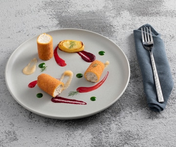 Rollitos de pollo frito con salsas de fruta y verdura