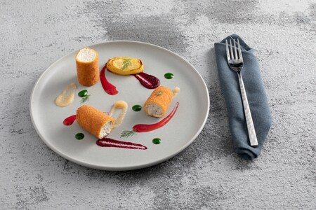 Rollitos de pollo frito con salsas de fruta y verdura