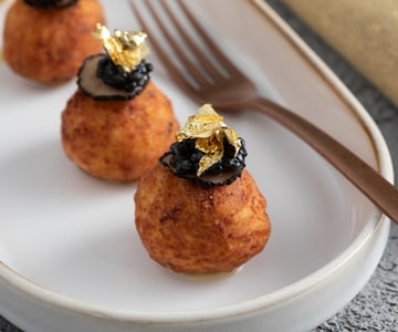 Albóndigas de pollo fritas con caviar y trufa espectaculares
