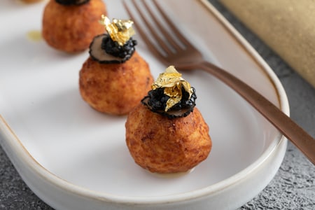 Albóndigas de pollo fritas con caviar y trufa espectaculares