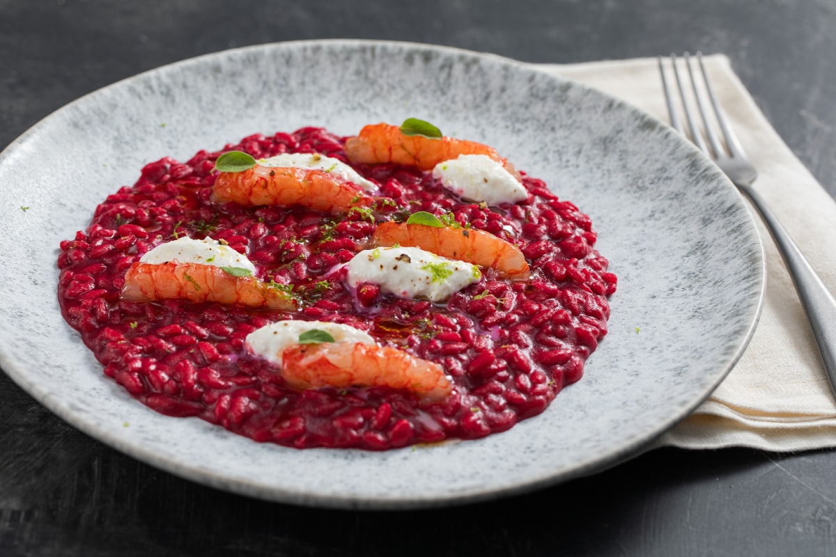 Risotto al champán, remolacha y gambas