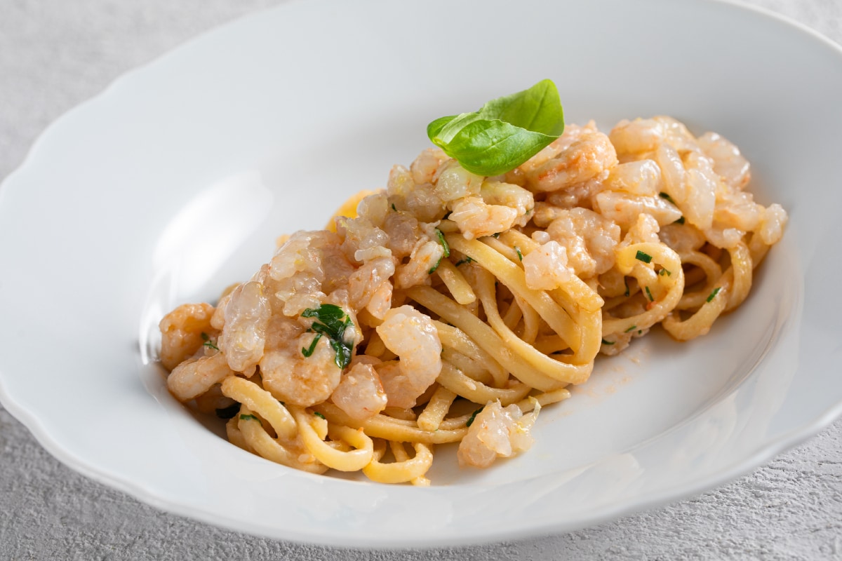 Linguine ajo, aceite y guindilla con gambas